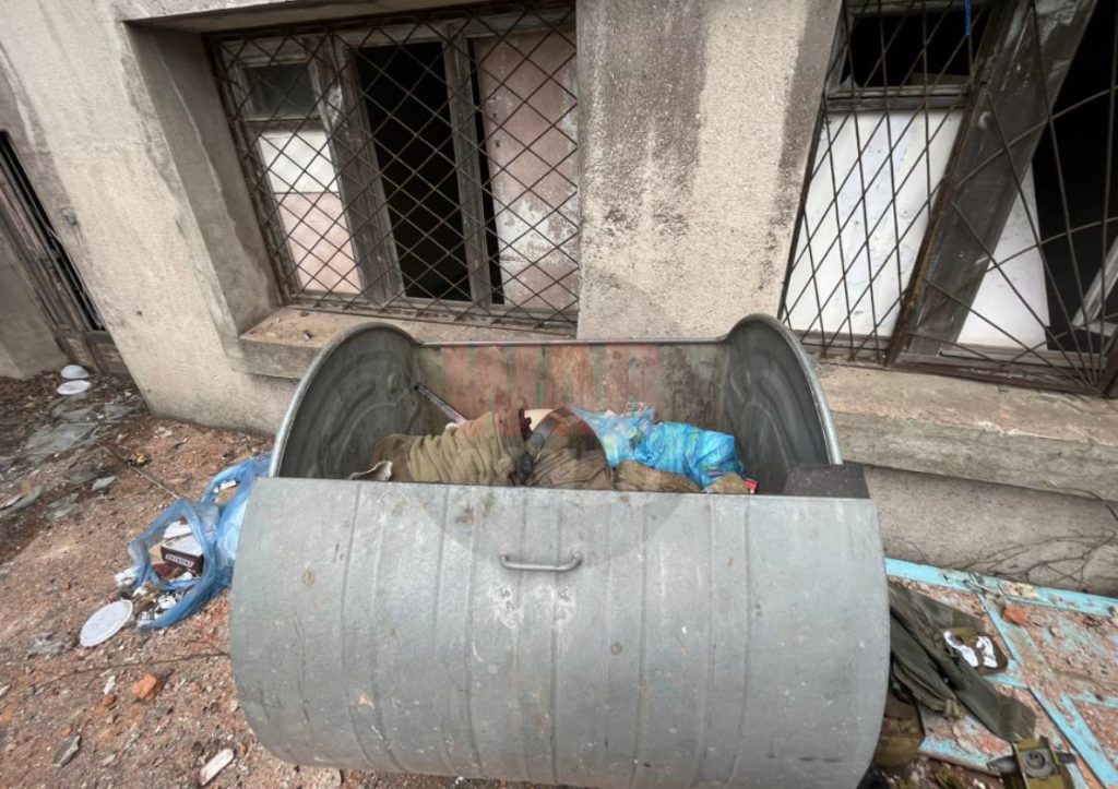 В Мариуполе боевики "Азова" бросили трупы сослуживцев в мусорные баки