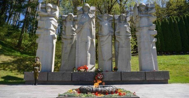 Горсовет Вильнюса проголосовал за снос мемориала у крупнейшего в Литве захоронения советских воинов - на Антакальнисском кладбище