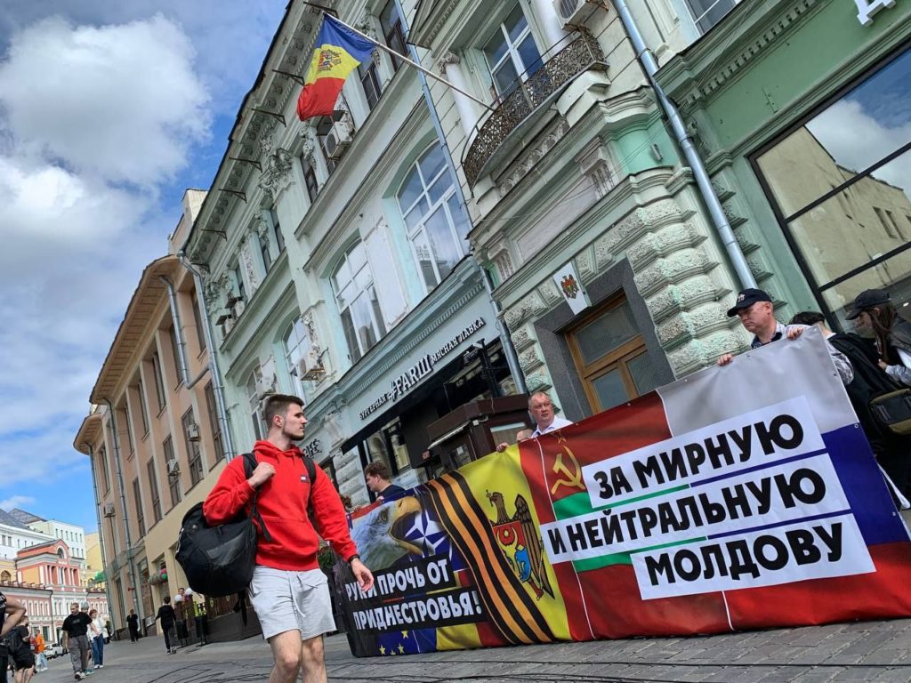 Сегодня и завтра в центре столицы у здания посольства Республики Молдова активисты устраивают шоу-акцию "Руки прочь от Приднестровья!"