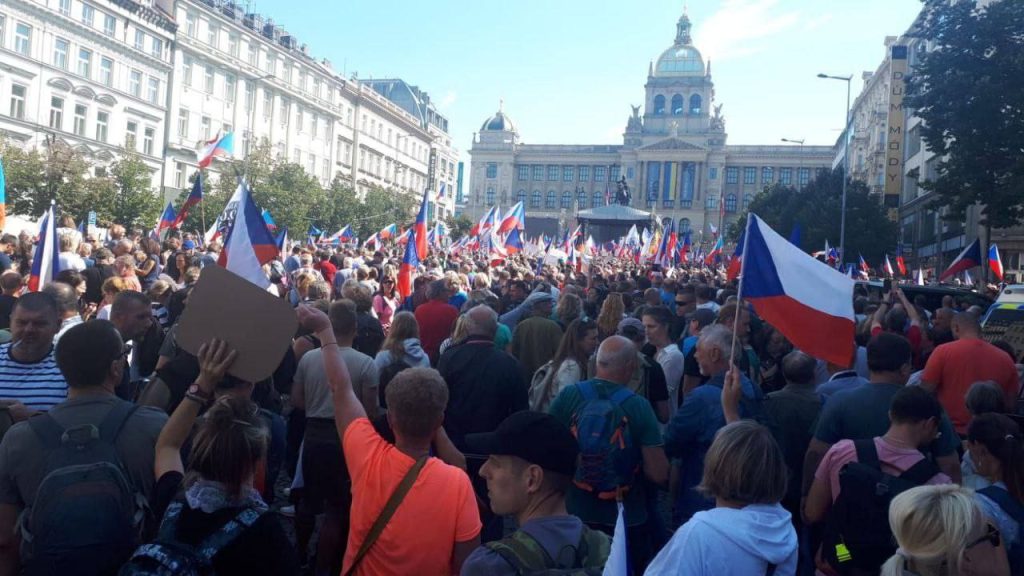 В Праге тысячи человек вышли на митинг с требованием, чтобы власти заняли нейтральную позицию по конфликту на Украине