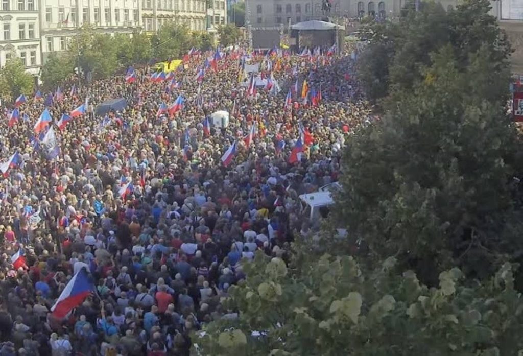 В Праге тысячи человек вышли на митинг с требованием, чтобы власти заняли нейтральную позицию по конфликту на Украине