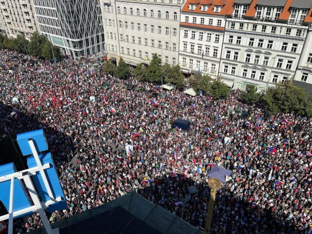 В Праге тысячи человек вышли на митинг с требованием, чтобы власти заняли нейтральную позицию по конфликту на Украине