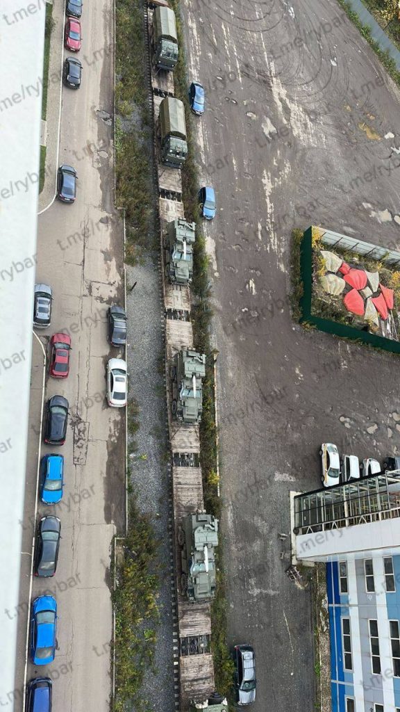 Очередной железнодорожный состав с военной техникой, идущий к фронту по железной дороге где-то в центральной полосе России