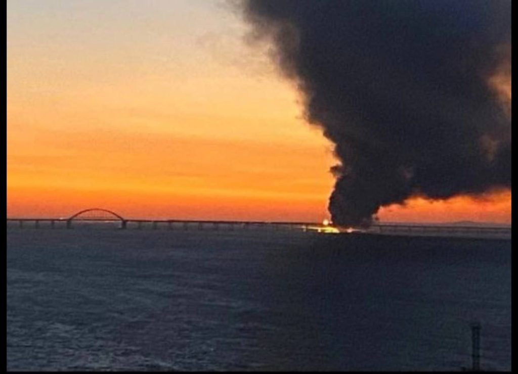 ❗️ В районе 06.00 на одном из участков Крымского моста произошел взрыв (новость обновляется)