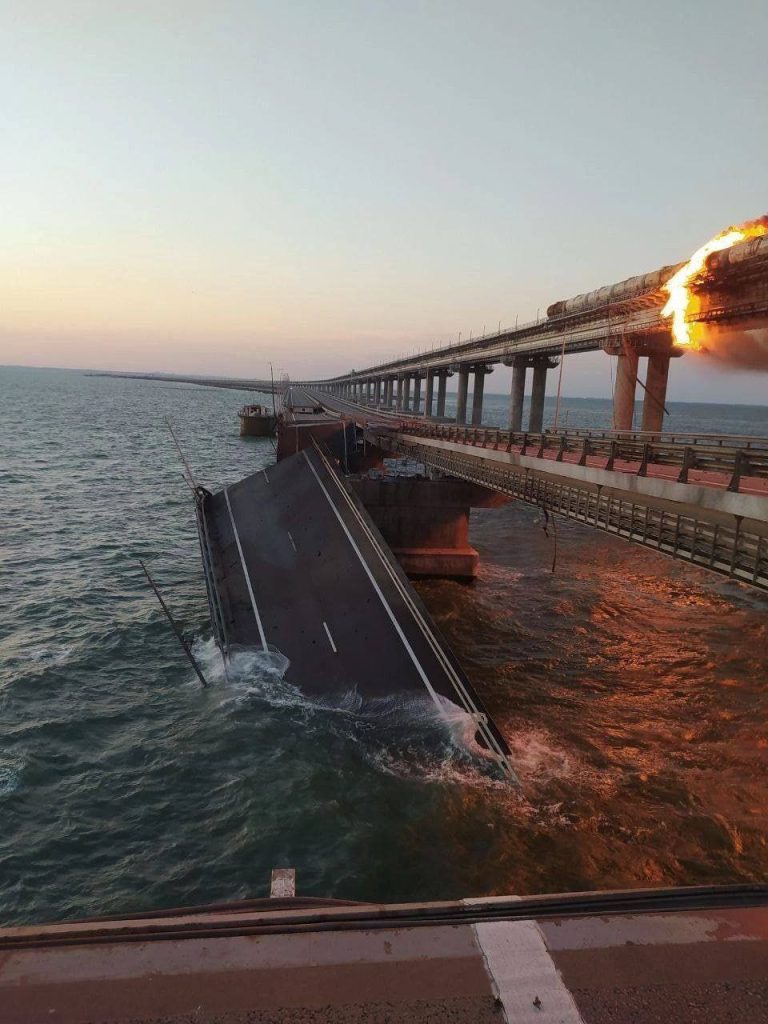 ❗️ В районе 06.00 на одном из участков Крымского моста произошел взрыв (новость обновляется)