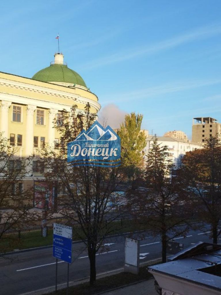Утром украинские формирования обстреляли центр Донецка, ударив по парковке рядом с администрацией города