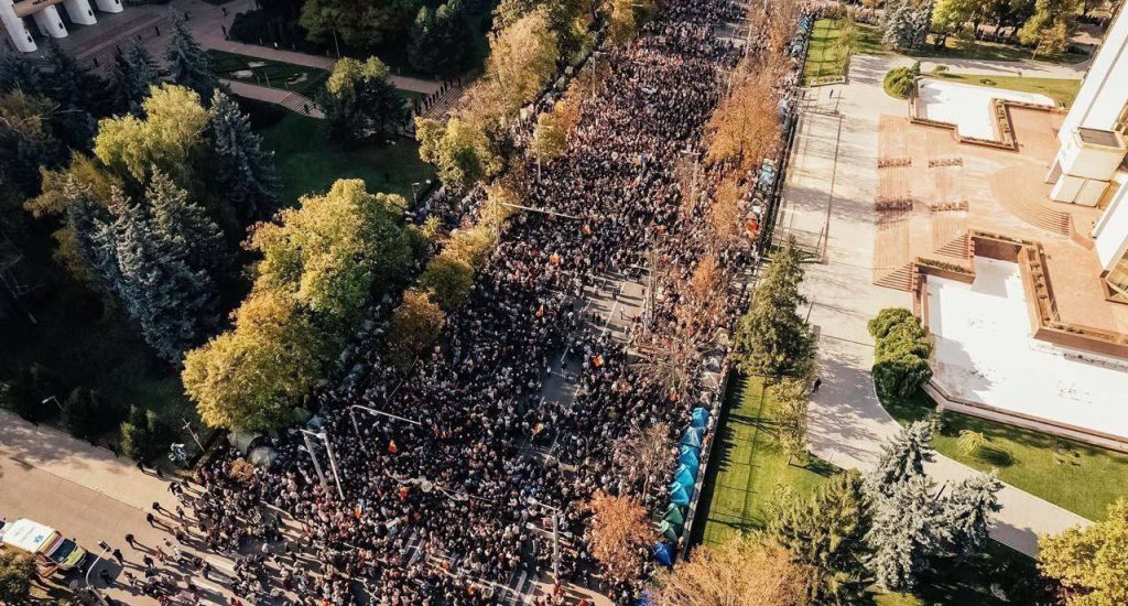 Митингующие в Кишинёве зажигают дымовые фаеры в толпе