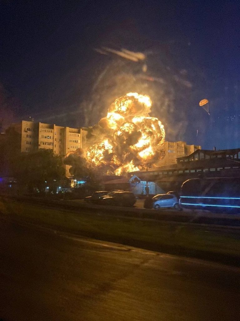 Военный самолет Су-34 упал на жилые дома в Ейске