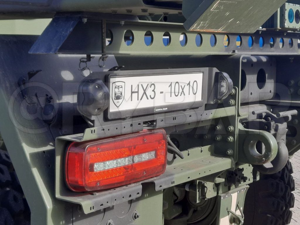 А вот и 155-мм самоходная гаубица Rheinmetall HX3 10x10 в нидерландском порту в Роттердаме после переброски из Великобритании