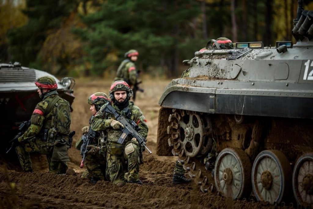 Литовских военных послали на границу с Беларусью с красными повязками