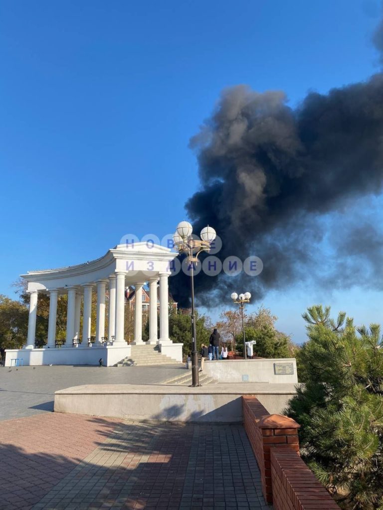 💥🌺 Черноморск, Одесская область: после визита "Герани" горит здание базы отдыха, где квартировали украинские боевики