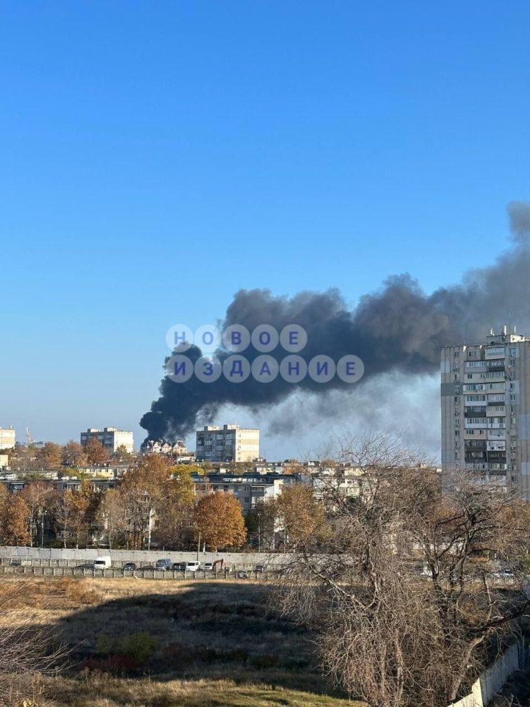 💥🌺 Черноморск, Одесская область: после визита "Герани" горит здание базы отдыха, где квартировали украинские боевики