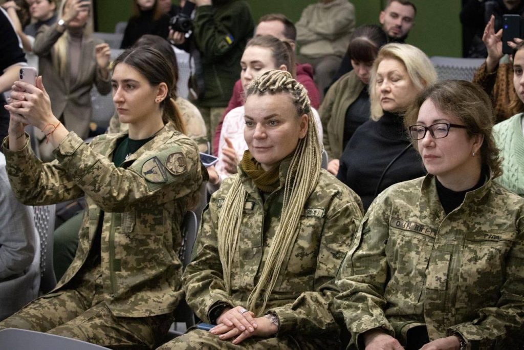 В Киеве показали образцы женской военной формы и амуниции - планируется "женский призыв"?