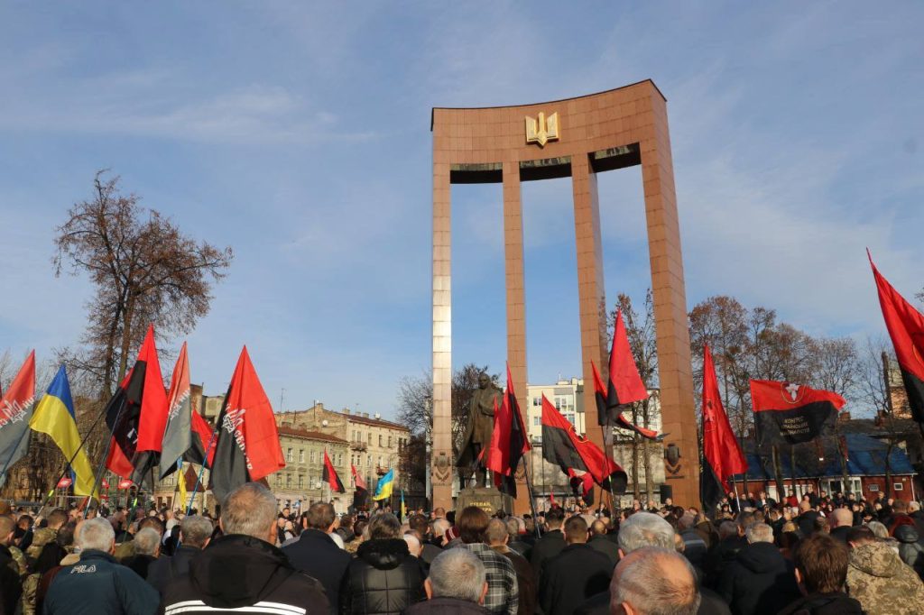 Украина отмечает день рождения нациста Бандеры: митинг во Львове