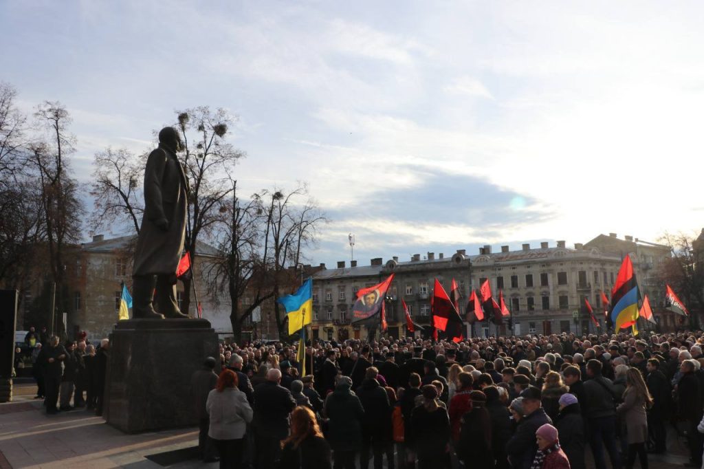 Украина отмечает день рождения нациста Бандеры: митинг во Львове