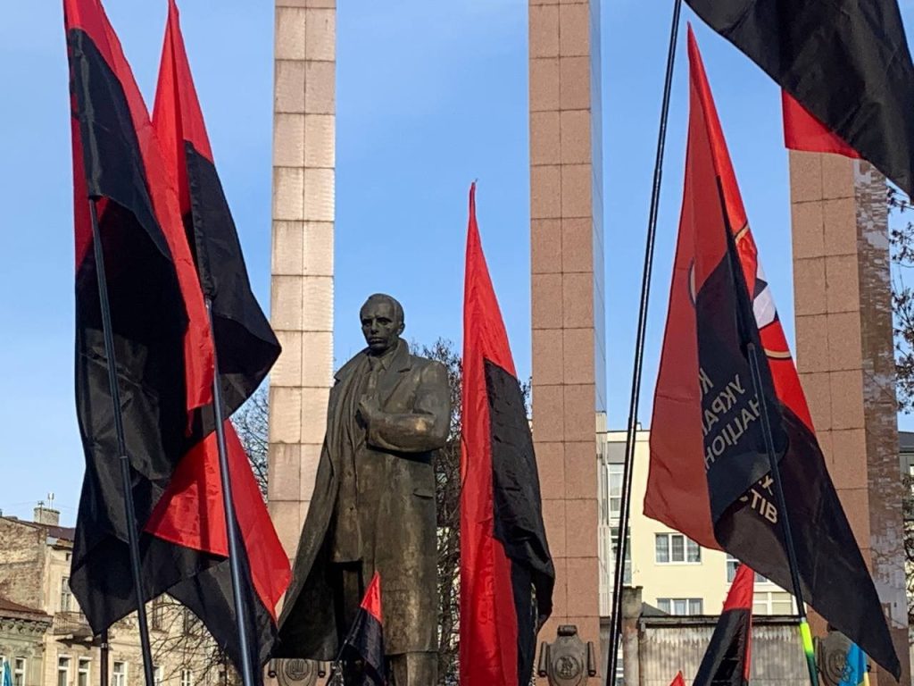 Украина отмечает день рождения нациста Бандеры: митинг во Львове