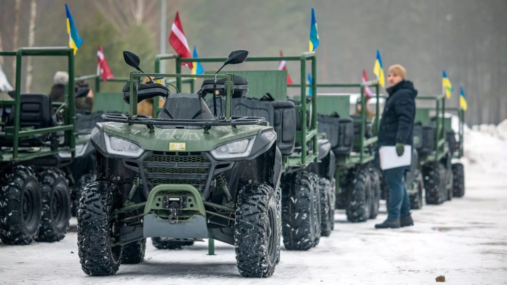 В атаку на самокате: Латвия отправила на Украину квадроциклы и боевые электросамокаты, а также вейпы и блендеры для смузи