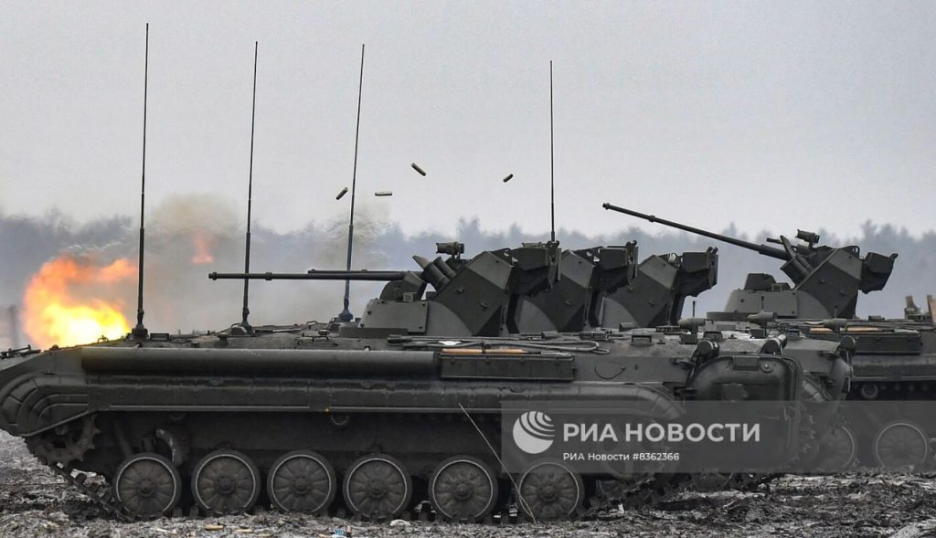 Модернизированные разведывательные машины БРМ-1К с боевым модулем МБ2 (как на БТР-82А и БМП-1М «Басурманин») на полигоне в зоне СВО