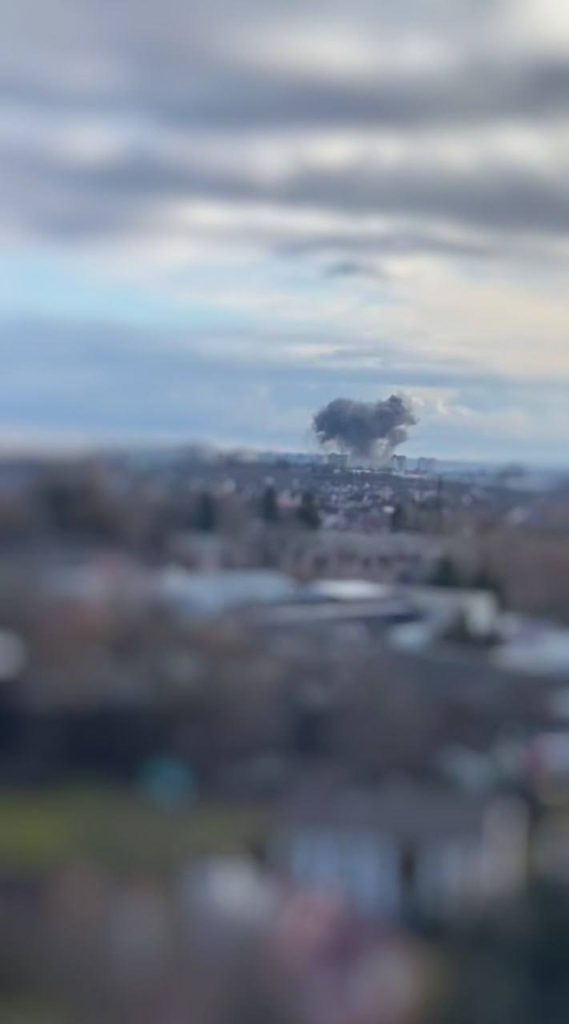 После сообщений о взрывах в Хмельницком над городом поднялся большой столб дыма
