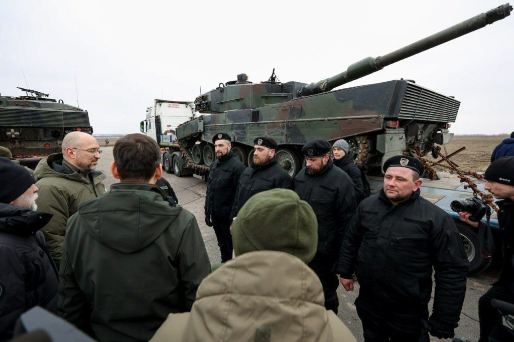 Фото с трансфера первых танков Leopard 2 Киеву