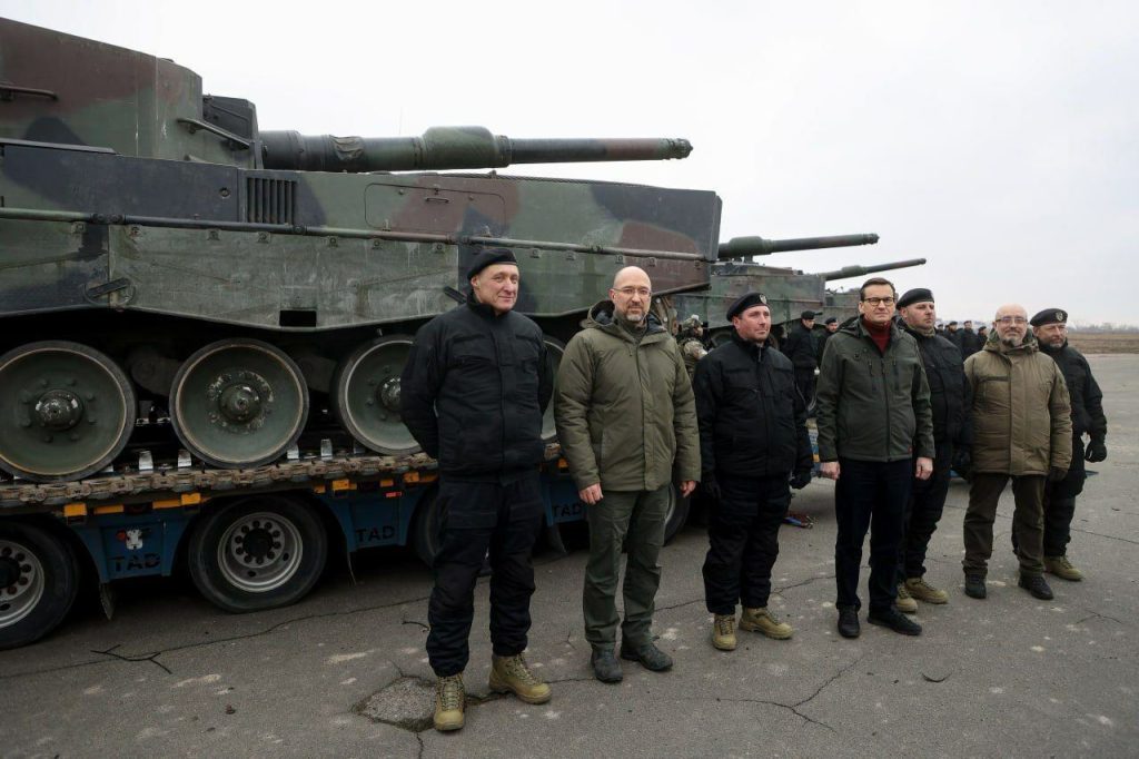 Фото с трансфера первых танков Leopard 2 Киеву