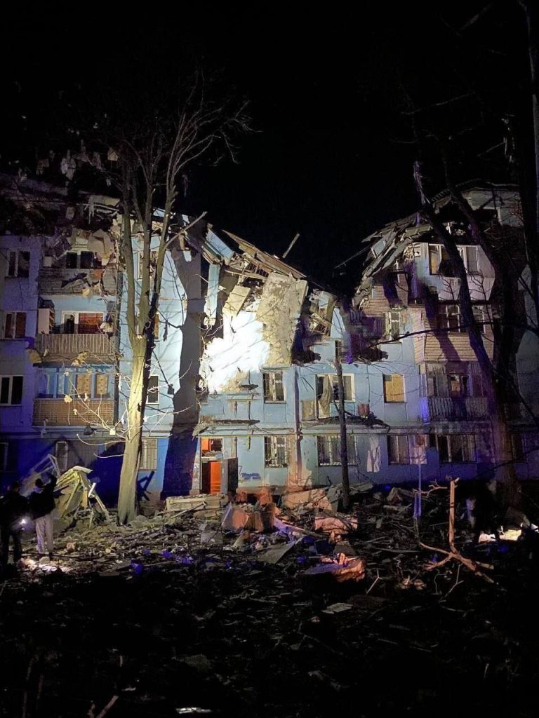 В Запорожье в результате криворукости операторов украинского ПВО ракетным ударом уничтожен очередной жилой дом
