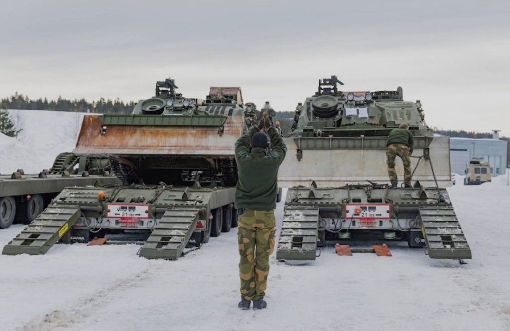 Минобороны Норвегии на своем сайте сообщило, что состоялась передача восьми танков Leopard 2A4, четырех машин БРЭМ, а также одного радара контрбатарейной борьбы на базе двухзвенного вездехода