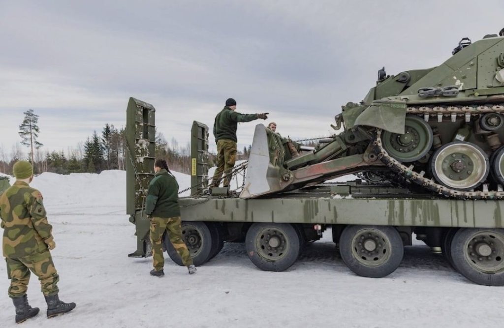 Минобороны Норвегии на своем сайте сообщило, что состоялась передача восьми танков Leopard 2A4, четырех машин БРЭМ, а также одного радара контрбатарейной борьбы на базе двухзвенного вездехода