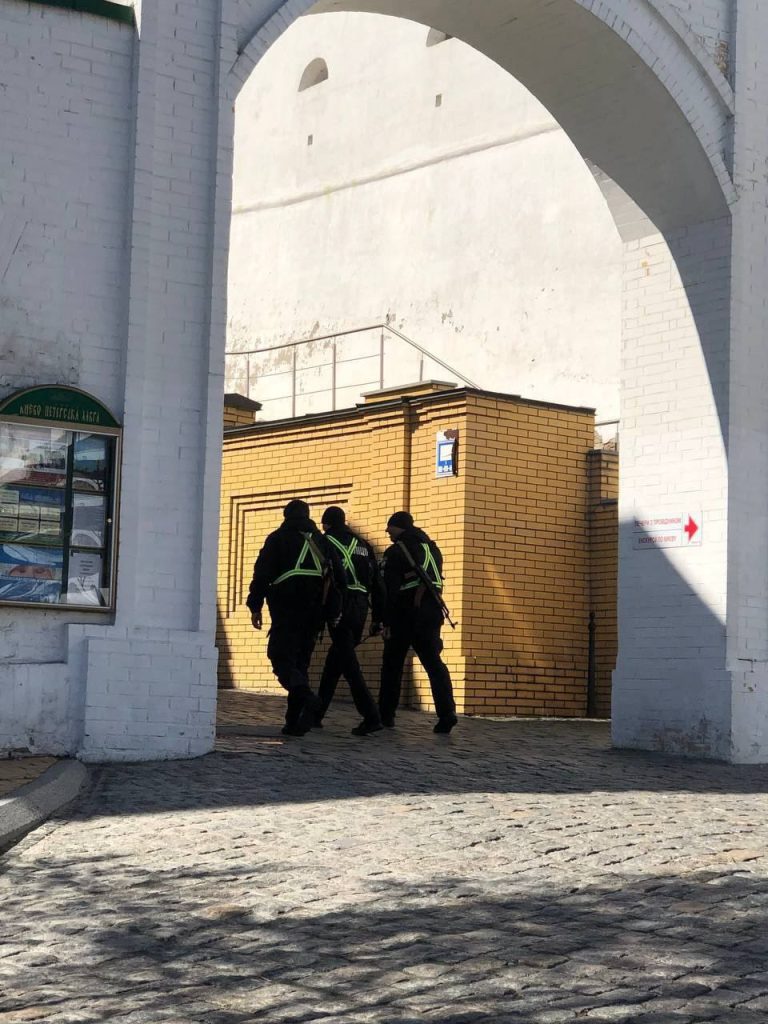 Украинские силовики подогнали автозаки к стенам Киево-Печерской лавры