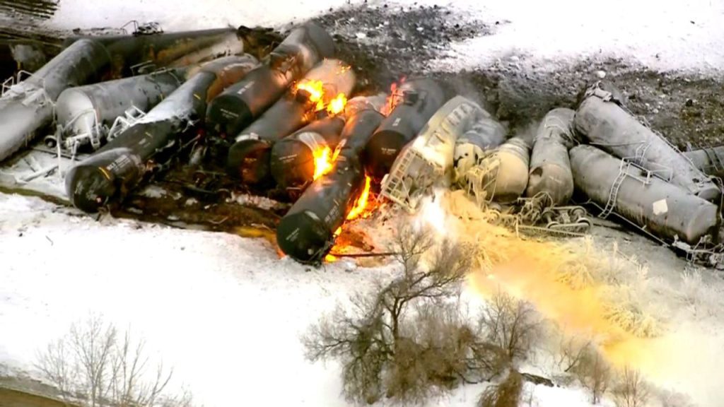 Пассажирский поезд сошёл с рельсов в Нидерландах после столкновения со строительной техникой