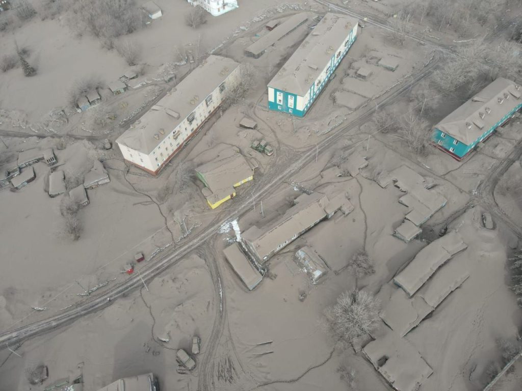 Засыпанную пеплом российскую деревню сняли с дрона после извержения вулкана
