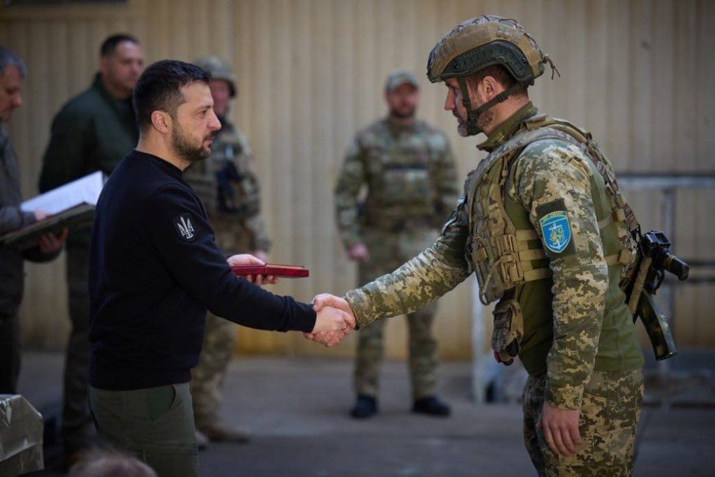 Президент Украины Владимир Зеленский посетил позиции ВСУ под Авдеевкой на Донецком направлении