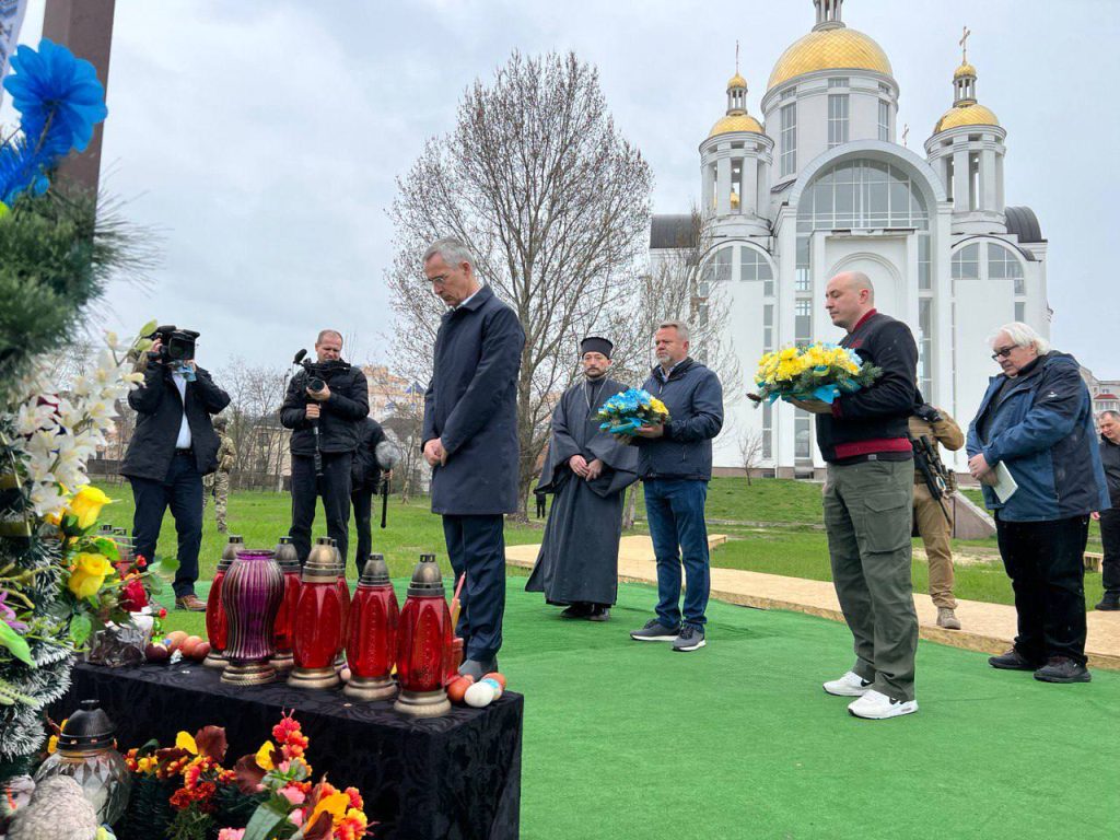 Генеральный секретарь НАТО Йенс Столтенберг заехал в Бучу во время визита в Киев