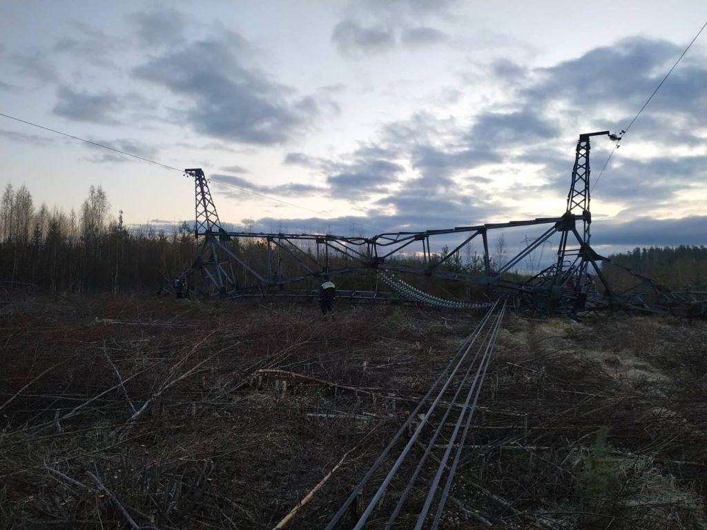 Опору ЛЭП подорвали в Гатчинском районе Ленинградской области