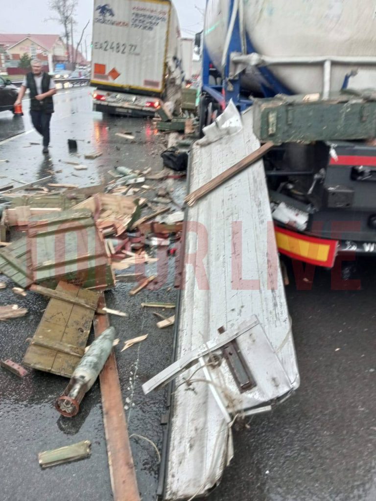 В Нижегородской области грузовик с боеприпасами врезался в цистерну с топливом