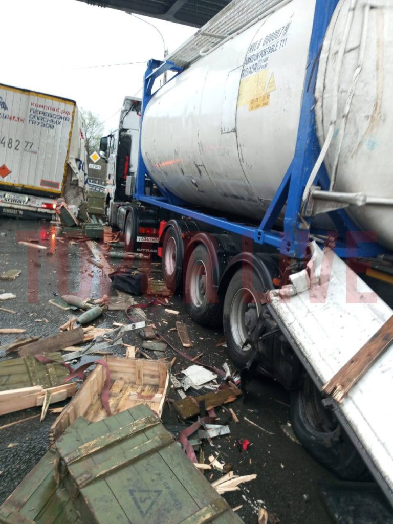 В Нижегородской области грузовик с боеприпасами врезался в цистерну с топливом