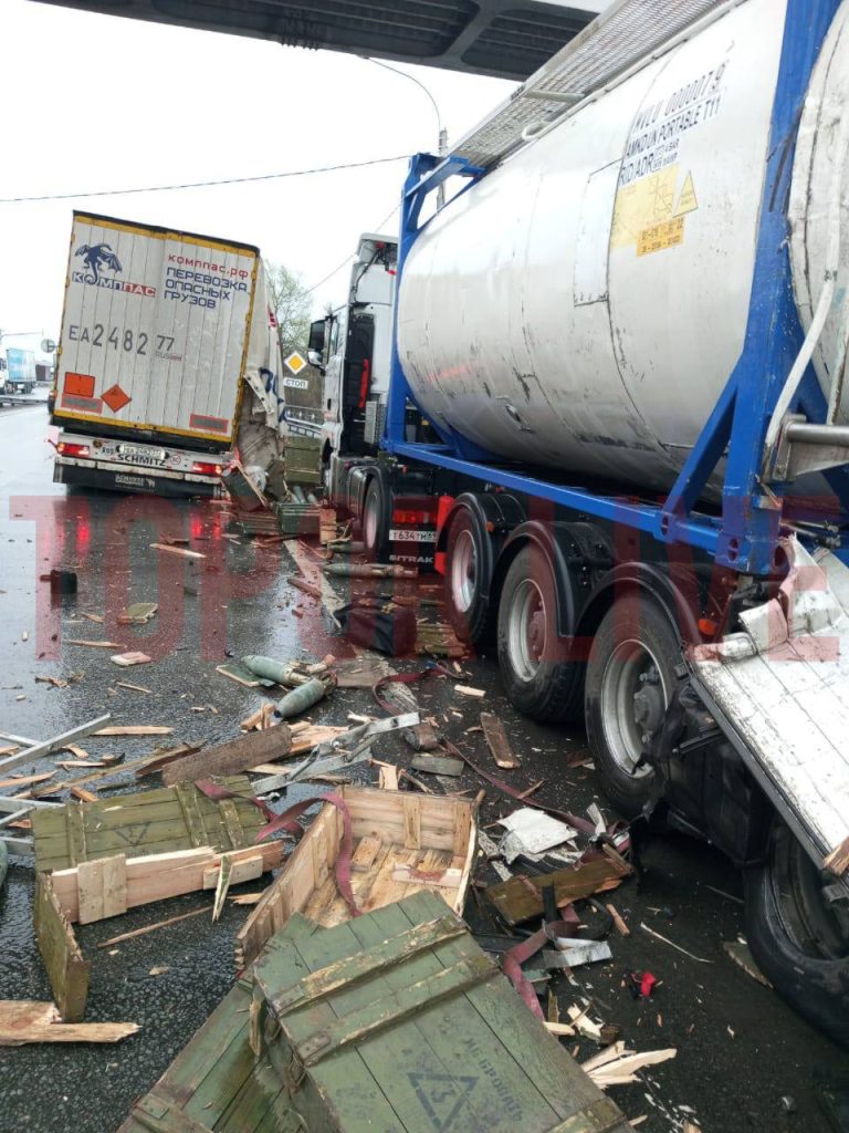 В Нижегородской области грузовик с боеприпасами врезался в цистерну с топливом