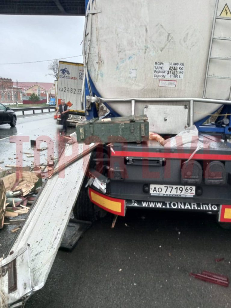 В Нижегородской области грузовик с боеприпасами врезался в цистерну с топливом