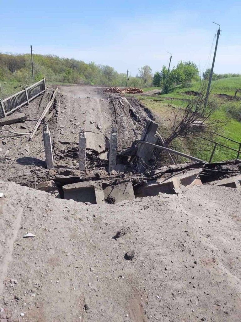 Канальский мост в Часов Яре на дороге, ведущей в сторону Бахмута, взорванный накануне