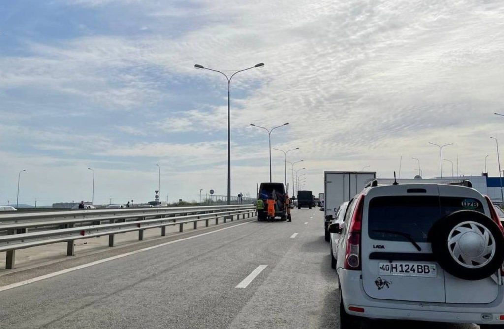 ПВО в Крыму отработала по цели утром 6 мая, после чего движение по Крымскому мосту остановили