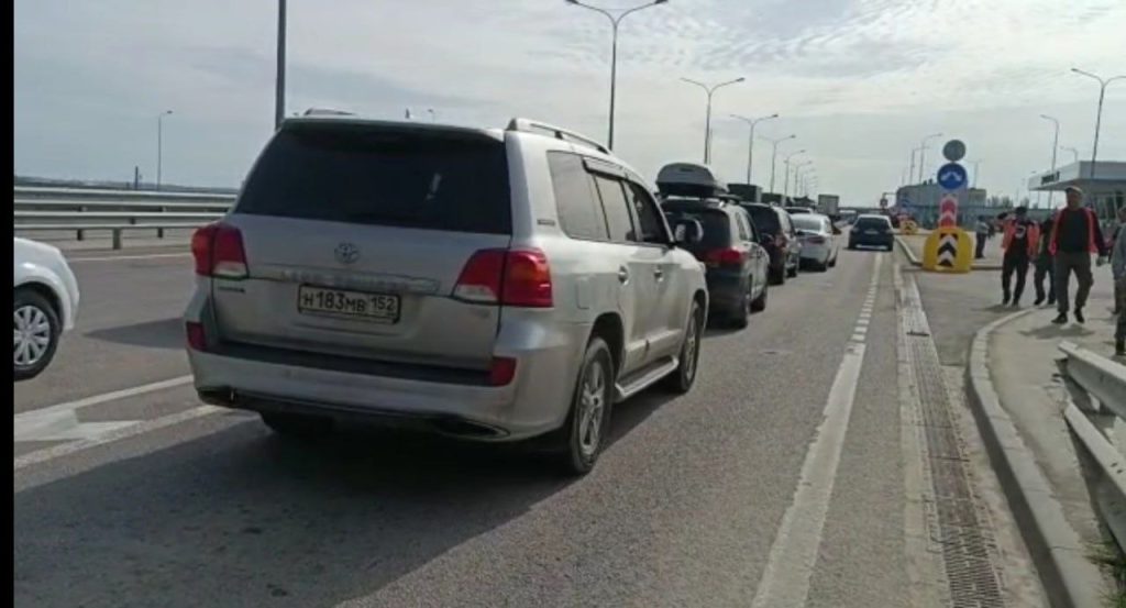 ПВО в Крыму отработала по цели утром 6 мая, после чего движение по Крымскому мосту остановили