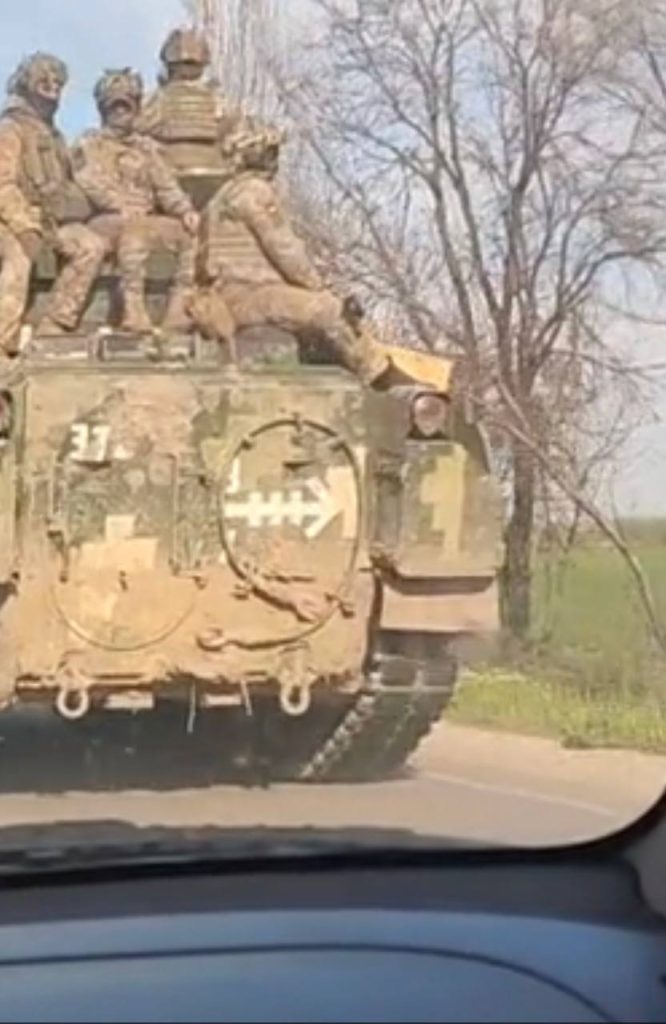 Колонна БМП Bradley на Украине