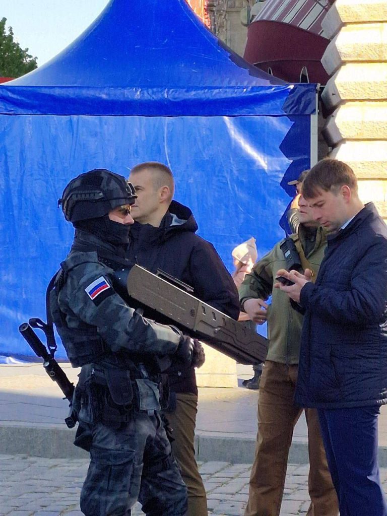 Также Парад и его зрителей охраняют бойцы с антидроновыми ружьями