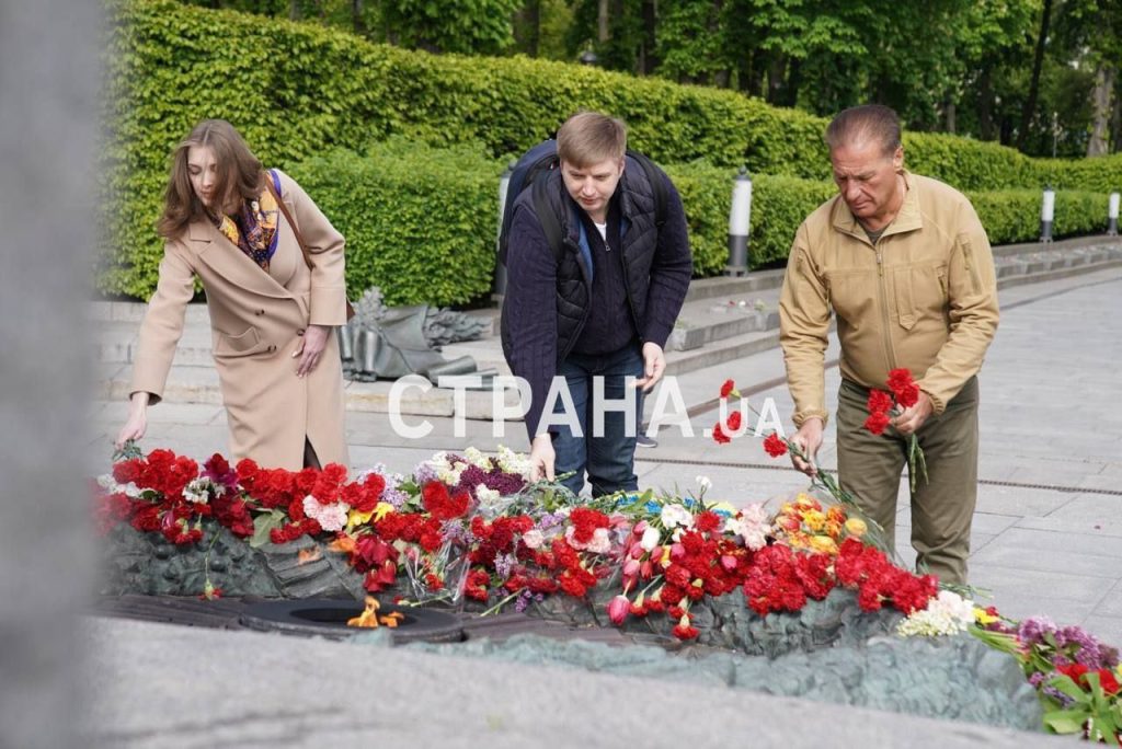 Киевляне несут цветы к Вечному огню в Парк Славы, несмотря на отмену Дня Победы