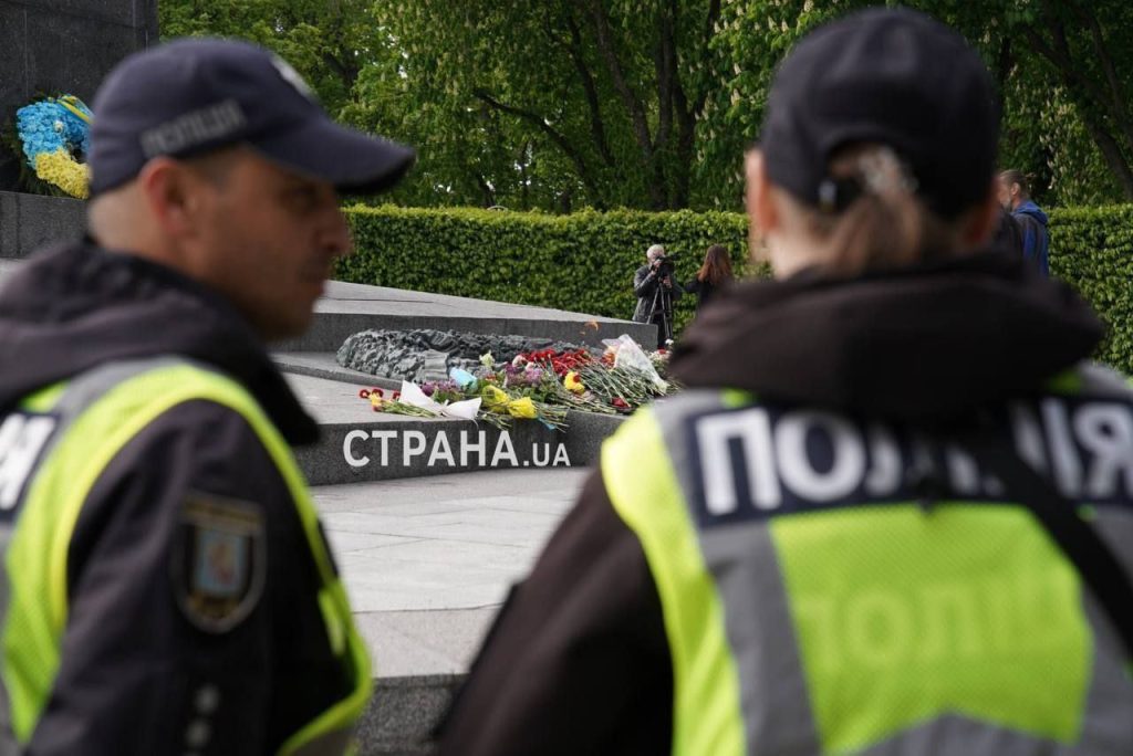 Киевляне несут цветы к Вечному огню в Парк Славы, несмотря на отмену Дня Победы