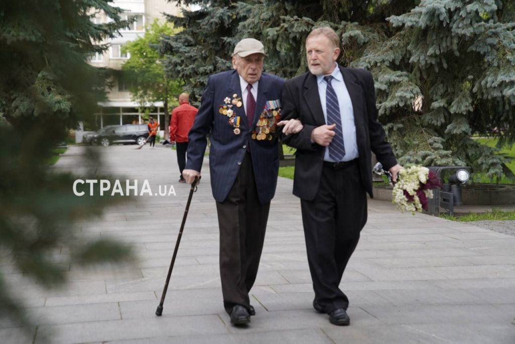 Киевляне несут цветы к Вечному огню в Парк Славы, несмотря на отмену Дня Победы