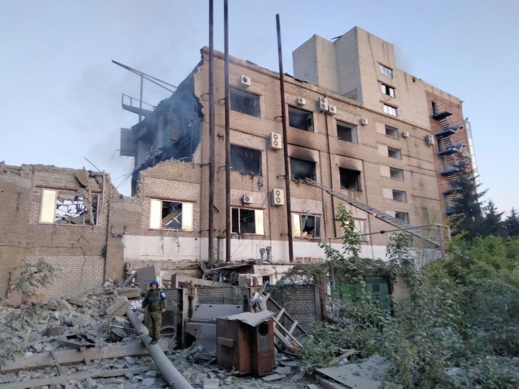Подробные кадры места попадания украинской ракеты по заводу в Луганске
