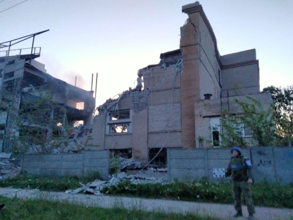 Подробные кадры места попадания украинской ракеты по заводу в Луганске
