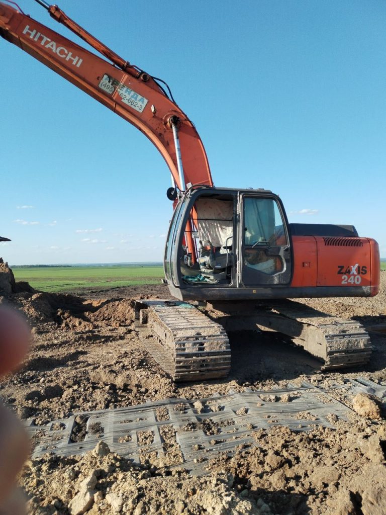 БПЛА ВСУ сегодня сбросил бомбу на экскаватор в Курской области