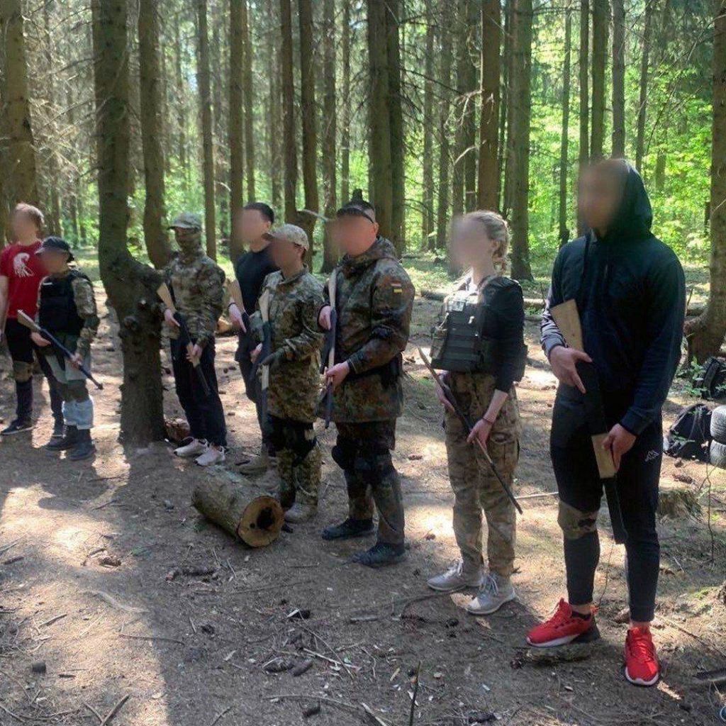 Боевики «Правого сектора»* на Украине занимаются военной подготовкой несовершеннолетних